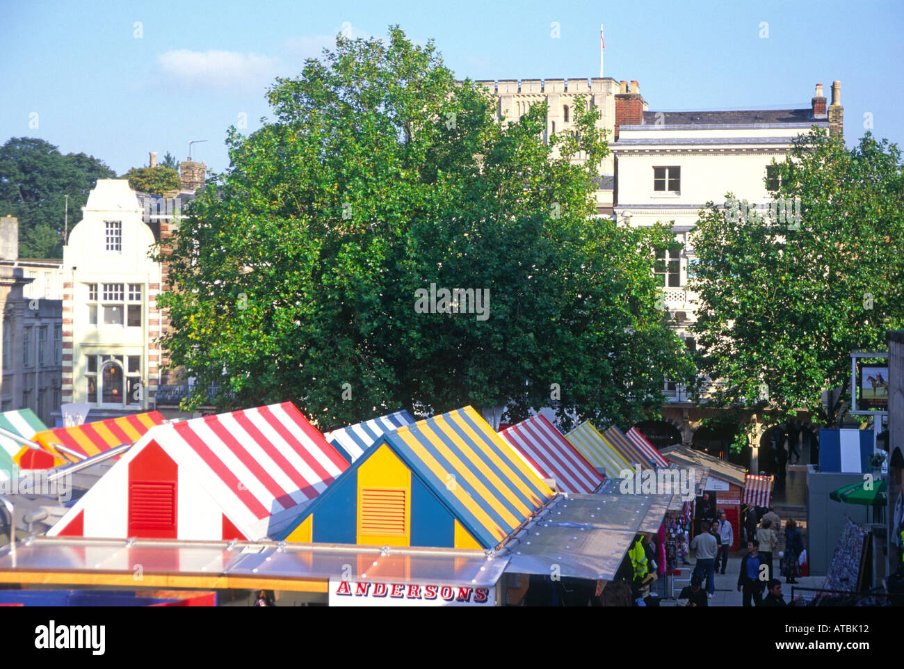 Colorate bancarelle del mercato in piazza del mercato Norwich Norfolk Inghilterra Foto Stock