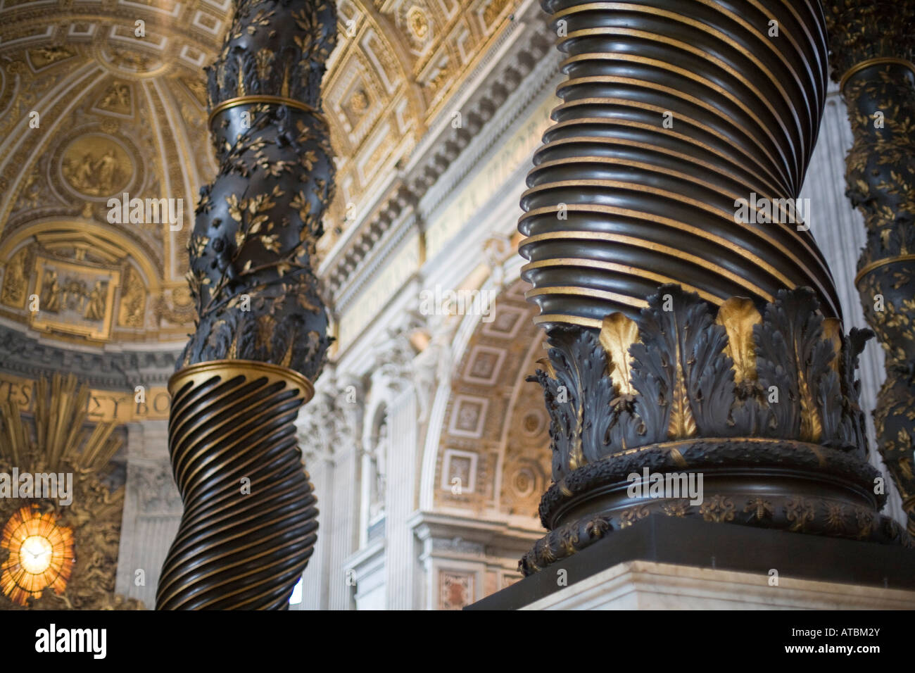 Dettaglio del Bernini colonna ritorta dal baldacchino, la basilica di San Pietro e Città del Vaticano Foto Stock