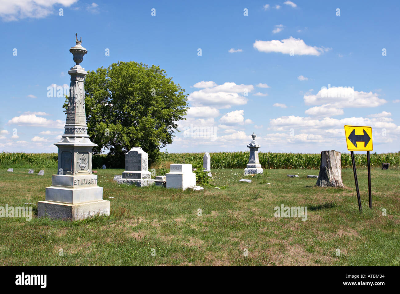 ILLINOIS vicino a Harvard lapidi in famiglia piccolo cimitero cornfields in background erba rasata Foto Stock