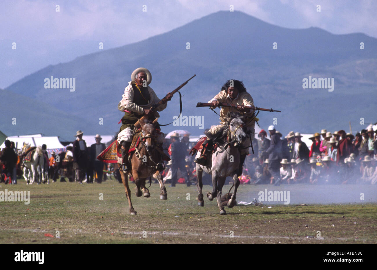 Tiri da cavallo durante la Litang horse festival. Sichuan, Cina Foto Stock