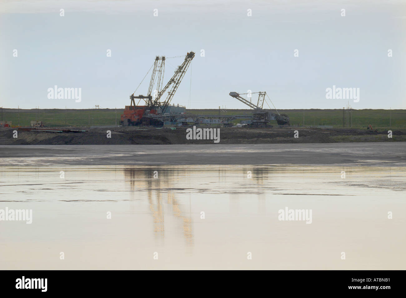 OIL SANDS, Alberta, Canada. Il più grande del mondo di petrolio bacino di risorse. Vasca di contenimento Foto Stock