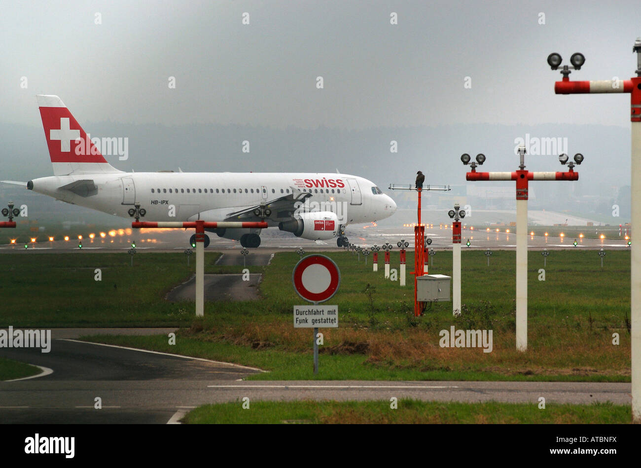 Un Swiss Airlines aereo presso l'aeroporto di Zurigo - Kloten, Svizzera Foto Stock