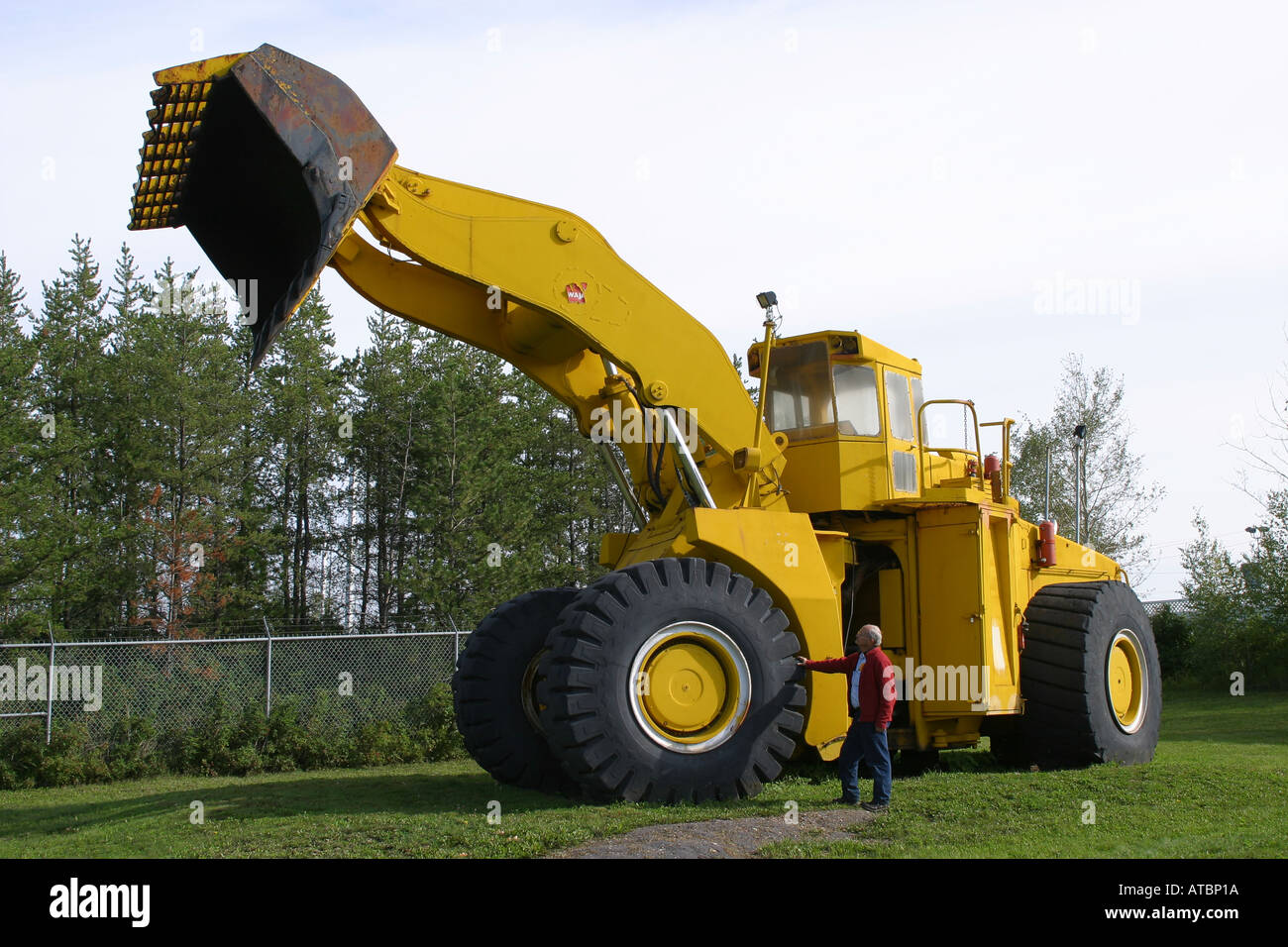 Giganti di mining esibiscono potenti macchine minerarie oil sands, Alberta, Canada. Il più grande del mondo di petrolio bacino di risorse. Foto Stock