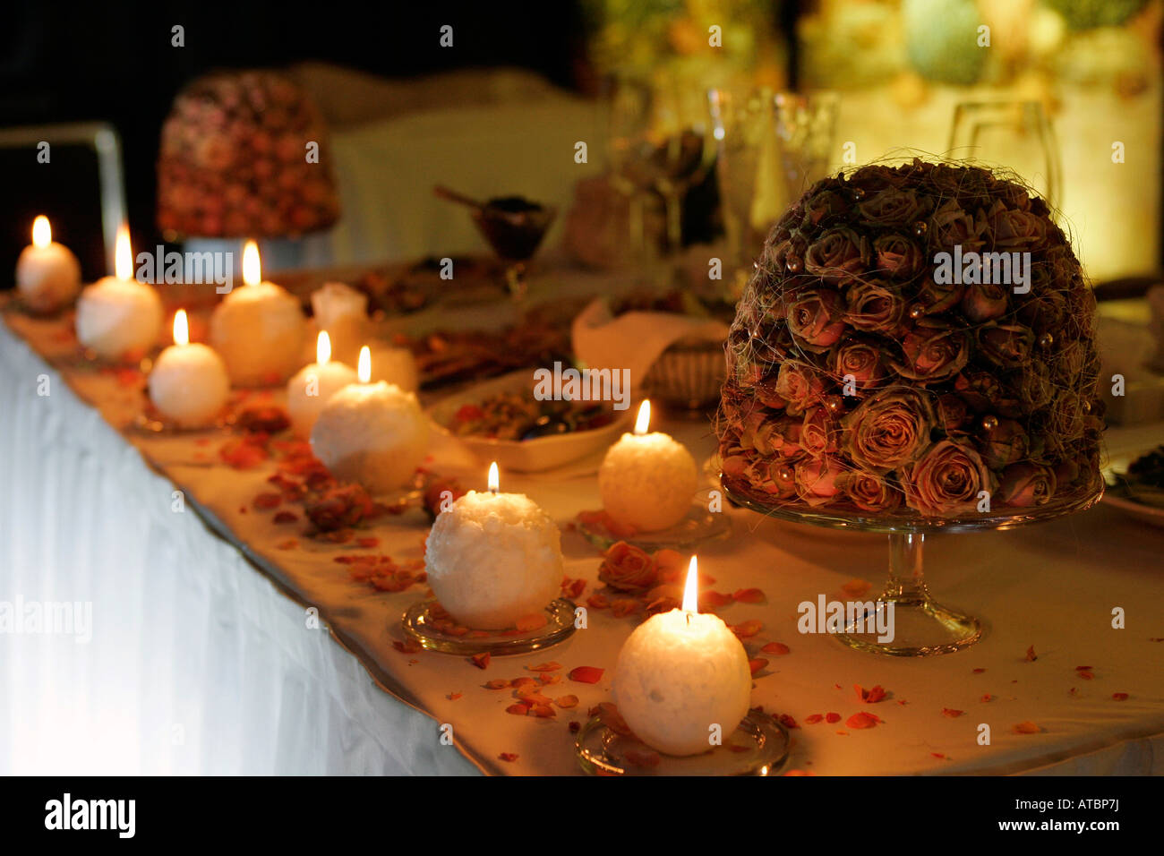 Alcune candele accese la masterizzazione su un tavolo a un ricevimento di nozze Foto Stock