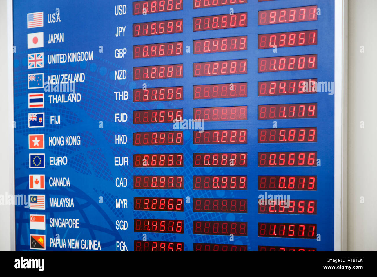 Il display a LED contenente cambi internazionali Foto Stock