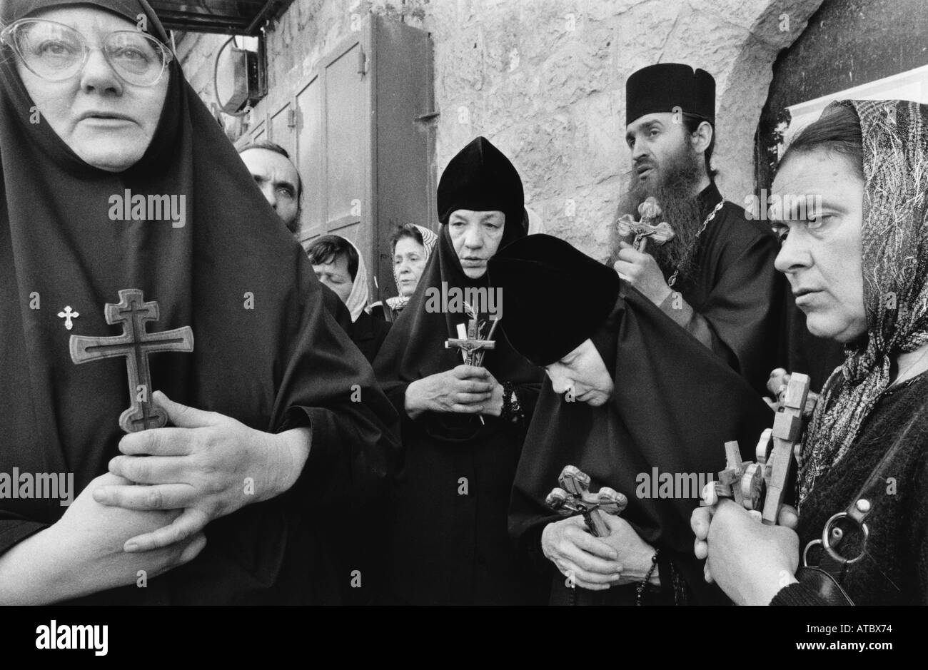 Israele Gerusalemme la città vecchia via dolorosa gruppo di cristiani russi azienda attraversa e la preghiera Foto Stock