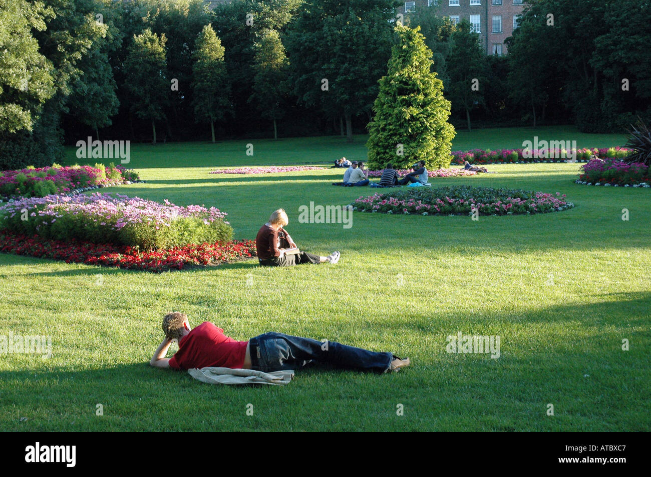 Gli studenti rilassarsi in Merrion Square Dublino Irlanda Foto Stock