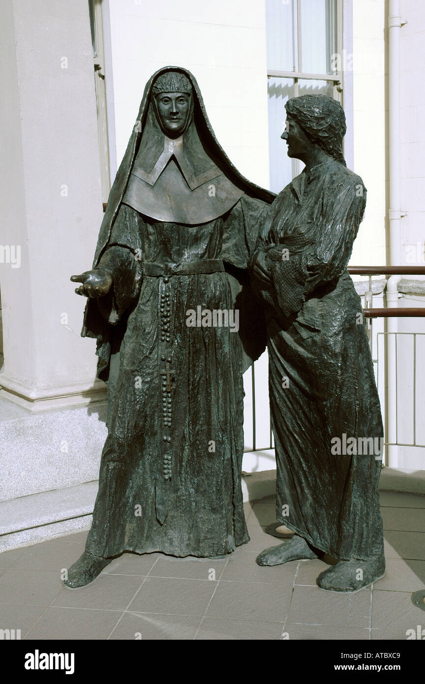 Dimensioni di vita la figura di una monaca al di fuori di un convento in Bagott inferiore St Dublin Foto Stock