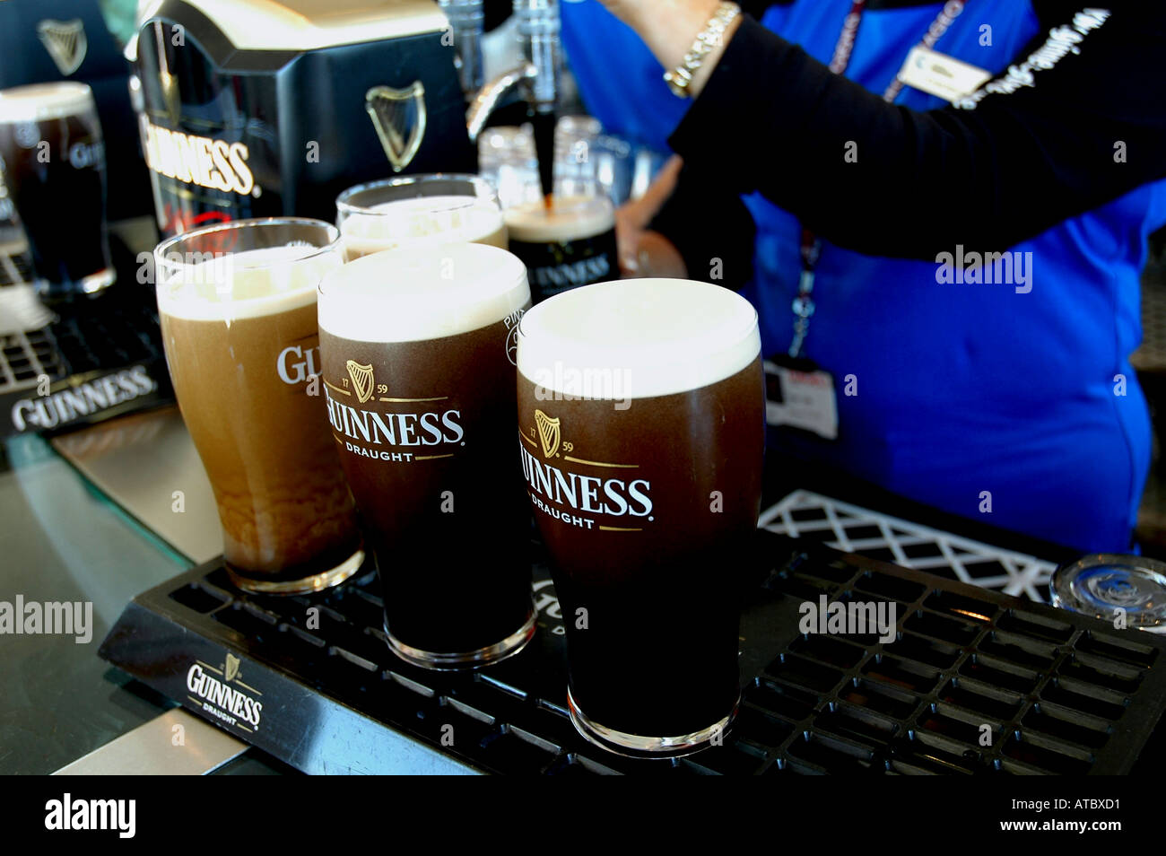 Pinte di Guinness essendo servito Dublino Irlanda Foto Stock