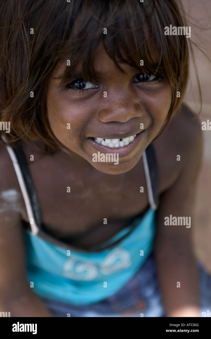 Una giovane ragazza aborigena dal Manyalluluk outback comunità vicino a Pine Creek nel Territorio Settentrionale dell'Australia Foto Stock