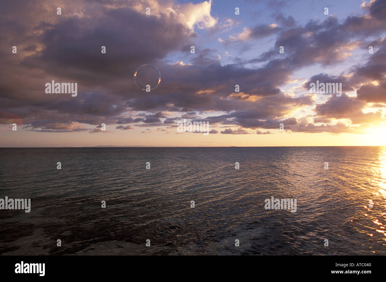Australia Queensland Grande Barriera Corallina bolla di sapone al tramonto Foto Stock