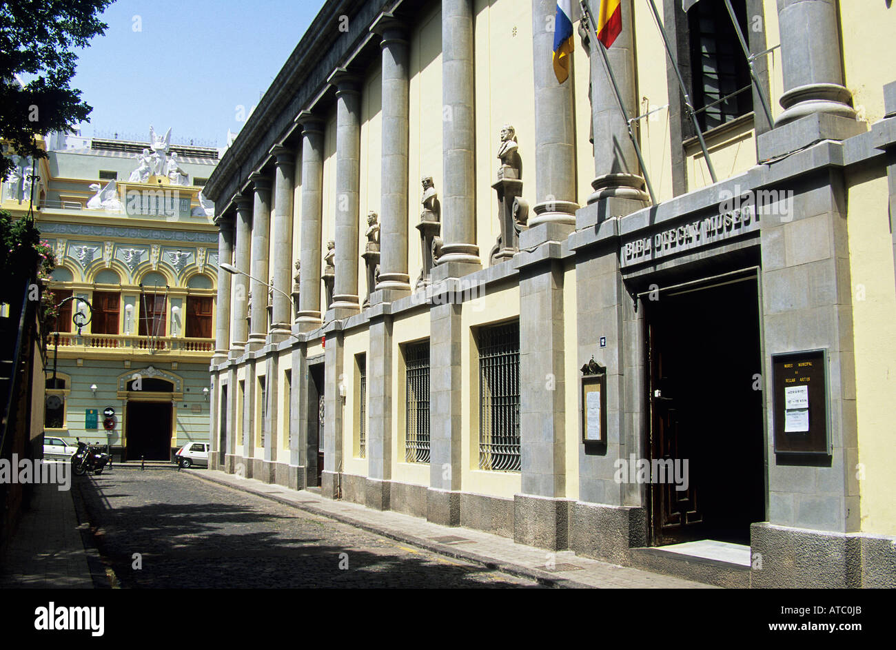 La parte esterna decorata con una serie di busti sul piano superiore del Museo Municipal de Bellas Artes di Plaza del Principe in Santa Cruz de Tenerife Foto Stock