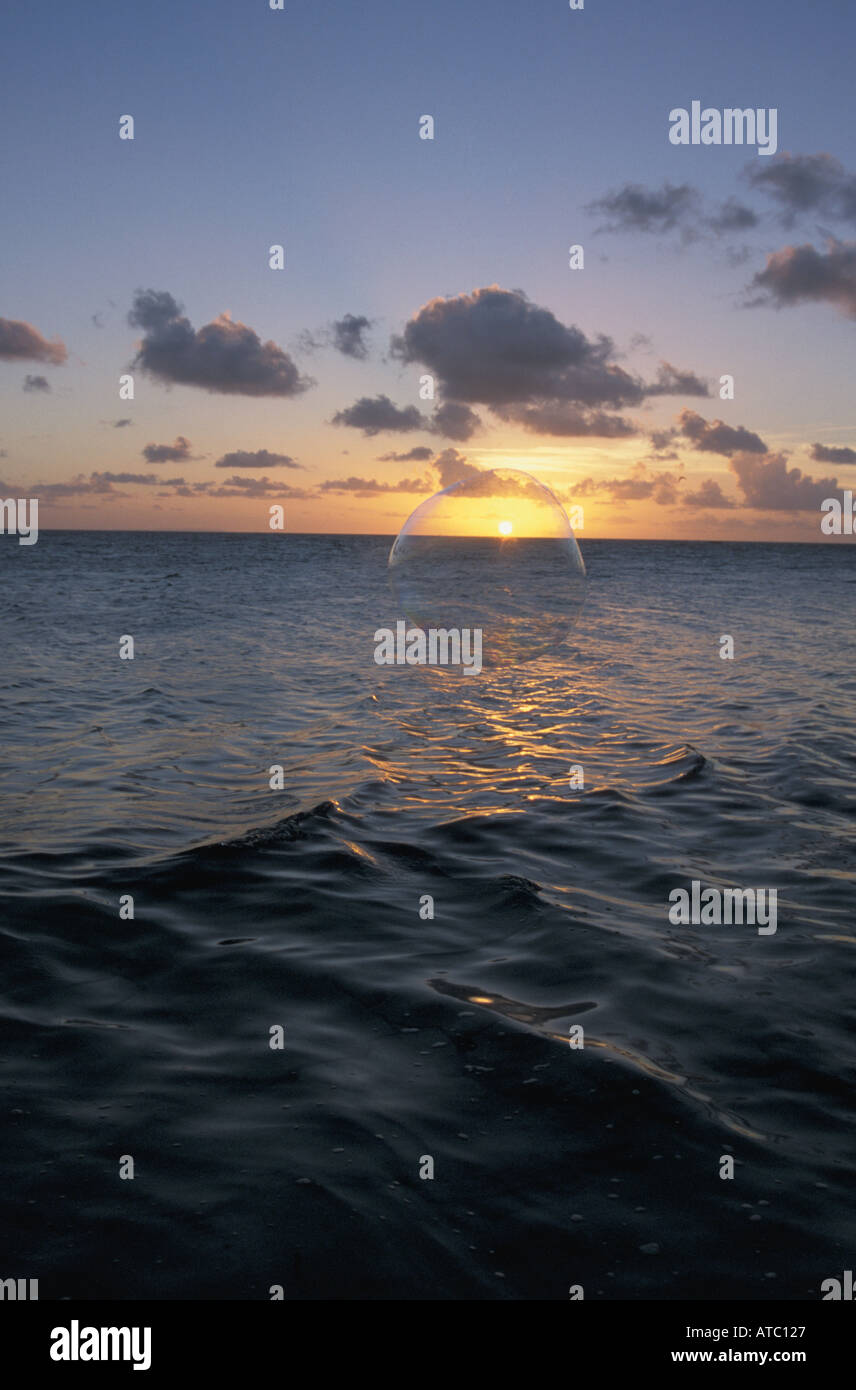 Australia Queensland Grande Barriera Corallina Oceano bolla al tramonto Foto Stock