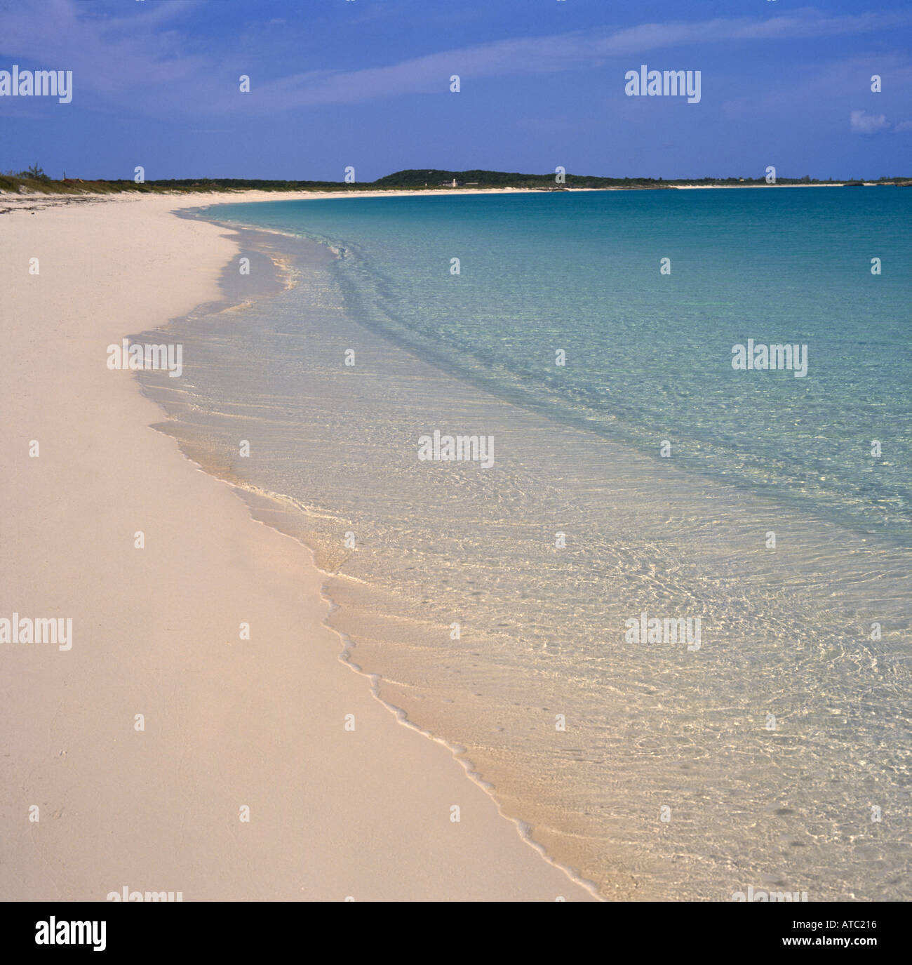 Una perfetta spiaggia tropicale su un tipico stile sogno isola tropicale al Tropico del Cancro Beach sulla piccola isola di Exuma in Bahamas Foto Stock