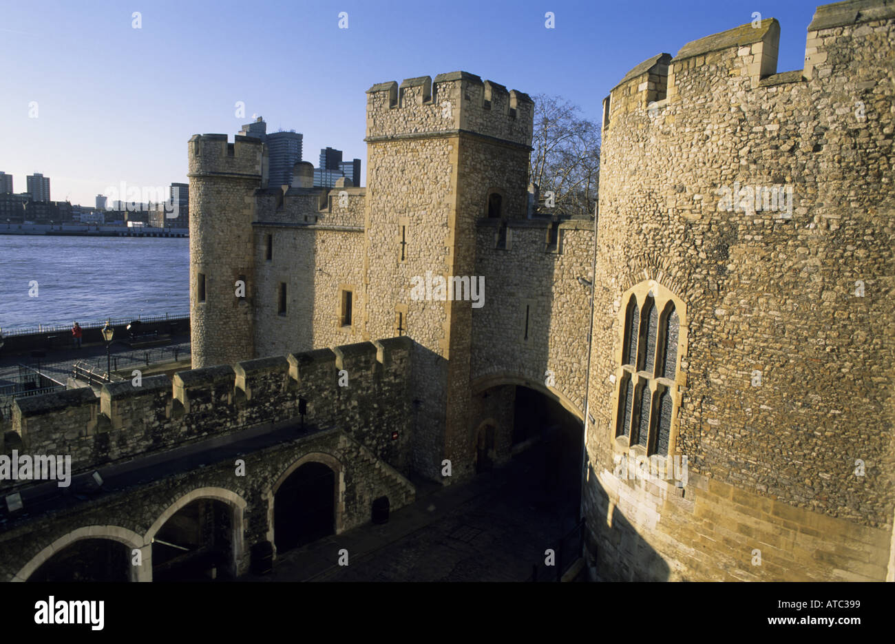 Il fiume Tamigi all'esterno della Torre di Londra, Inghilterra, Regno Unito. Foto Stock