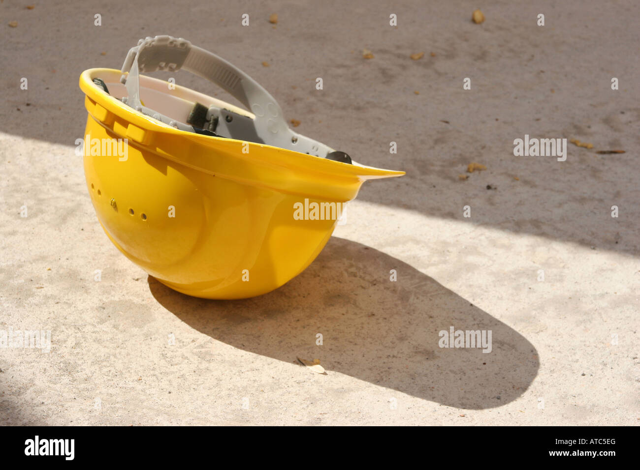 Giallo casco di lavoro su un sito di costruzione Foto Stock