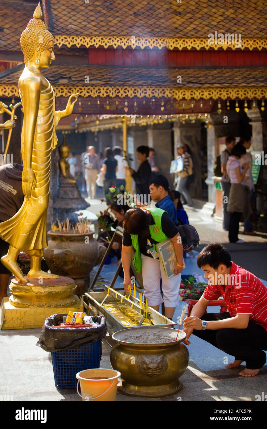 Offerte di Buddha nel tempio Doi Suthep in Chiang Mai Foto Stock