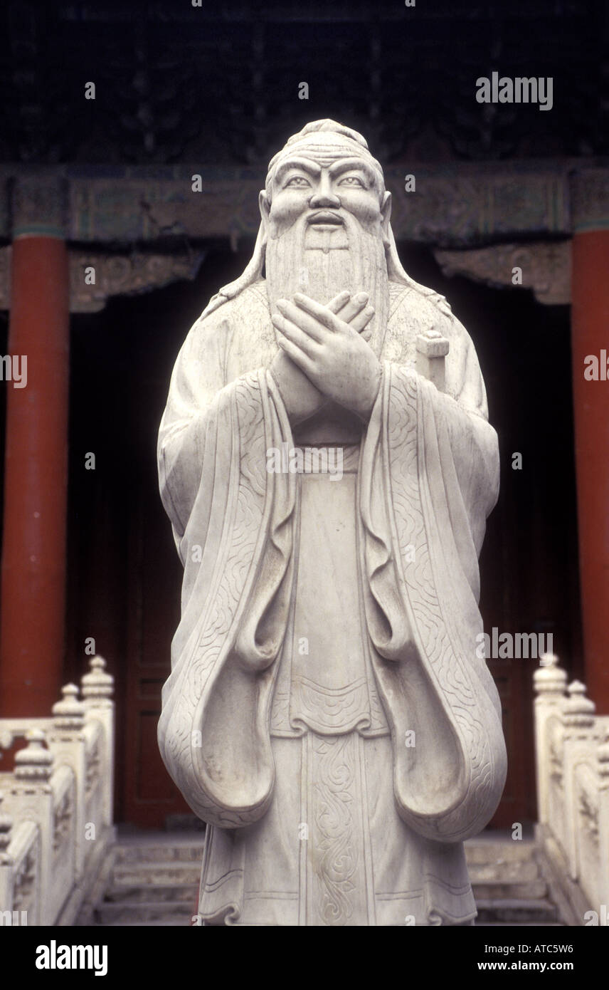 Dettaglio di una grande statua in Kongmiao Tempio di Confucio costruita durante la dinastia Yuan 1206 1368 situato accanto all'Accademia imperiale nel nord di Pechino Foto Stock