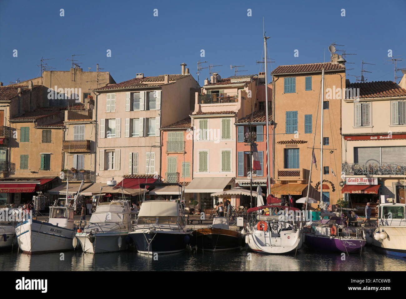 Fotografia di stock di barche ormeggiate in Cassis Foto Stock