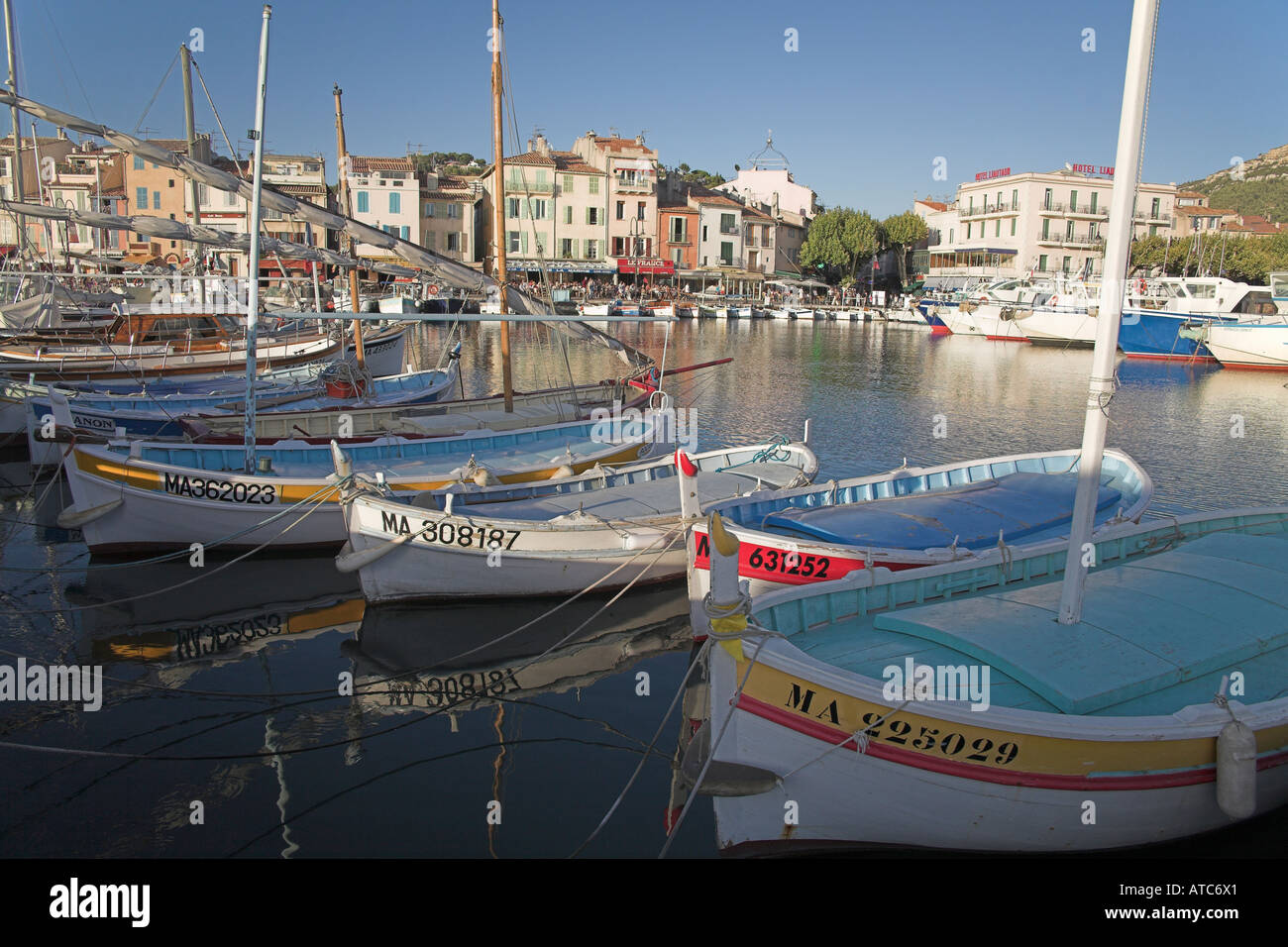 Fotografia di stock del porto di Cassis con vecchie barche da pesca Foto Stock