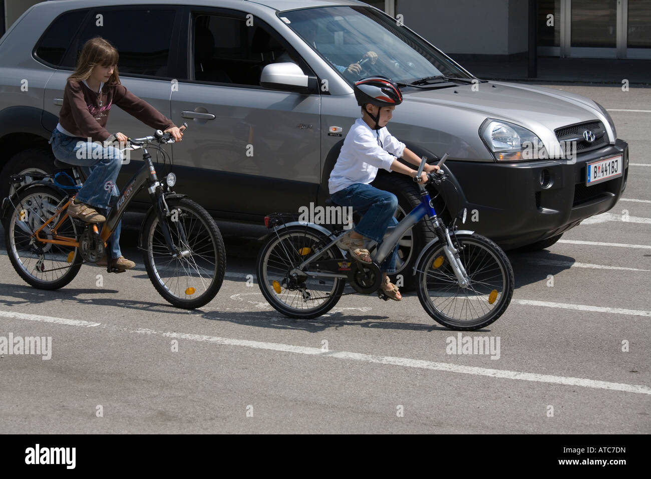 I bambini nel traffico Foto Stock