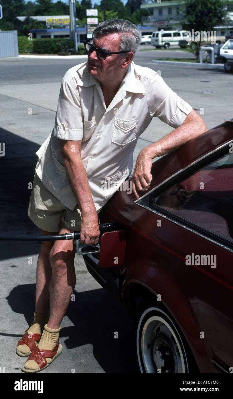 Anziani senior maschio 70 anni utilizza self service gas pompa Florida Foto Stock