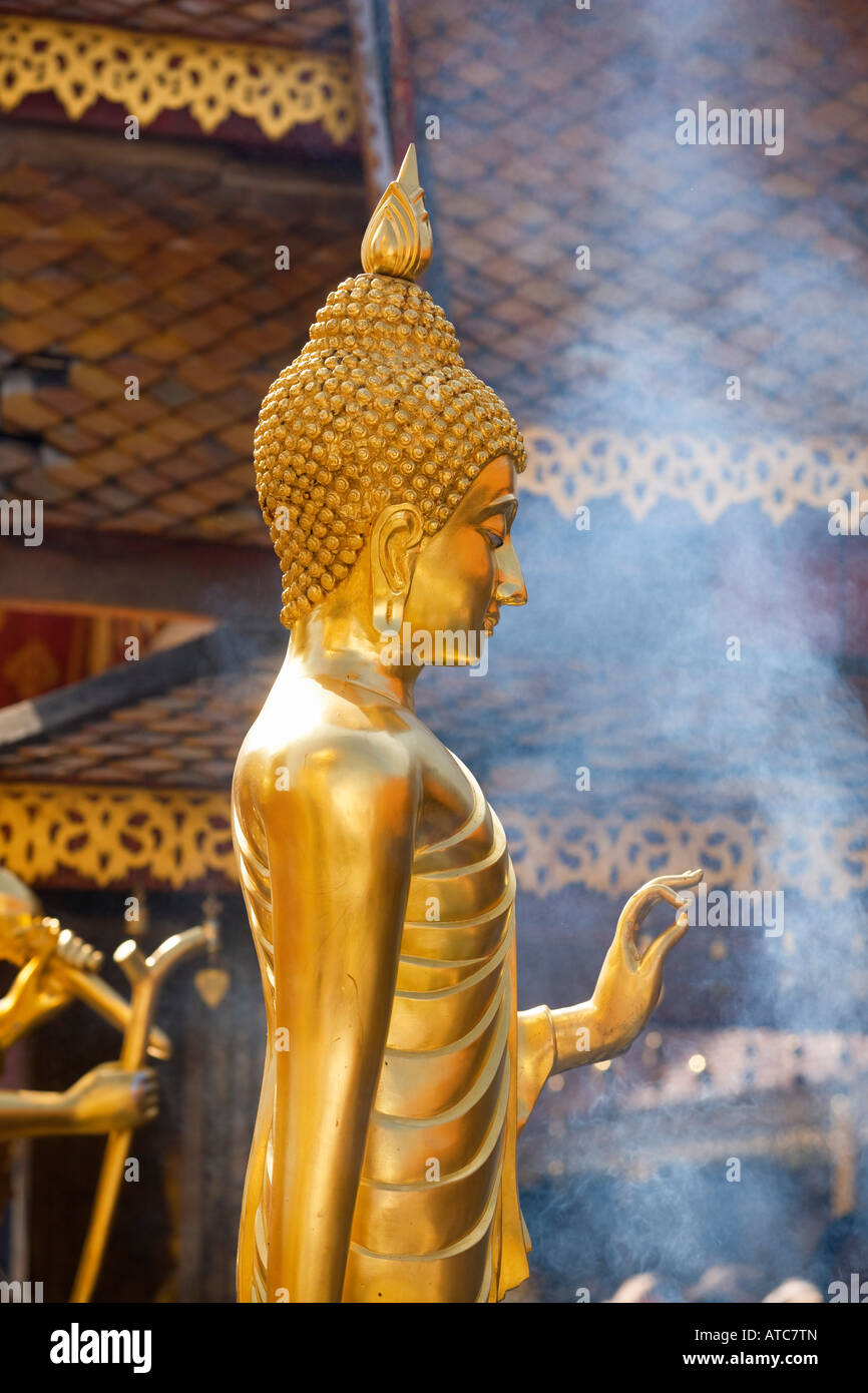 Statua di Buddha nel tempio Doi Suthep in Chiang Mai Foto Stock