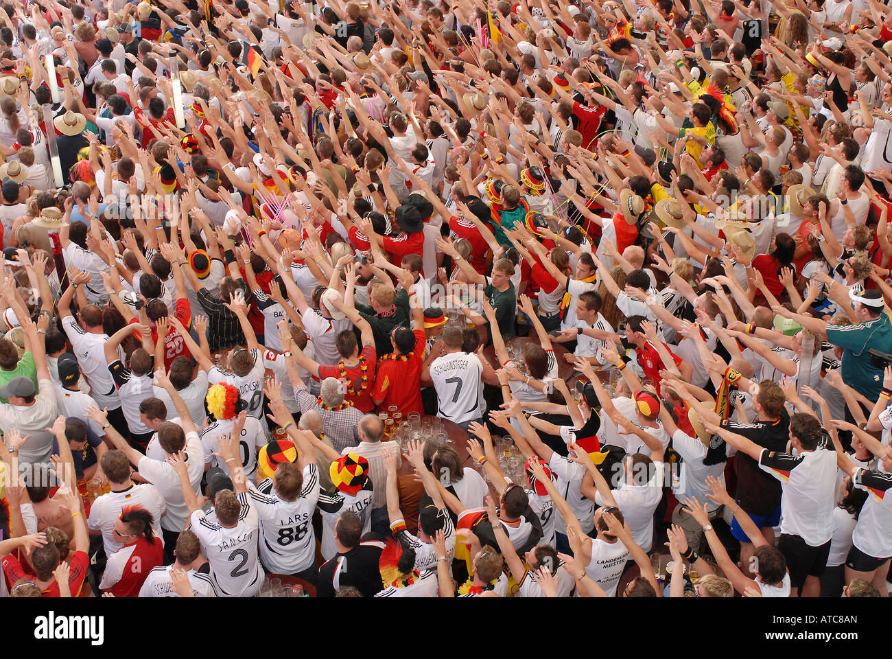 Tifosi tedeschi il tifo per la loro squadra durante la Coppa del Mondo FIFA 2006, Maiorca, SPAGNA Foto Stock