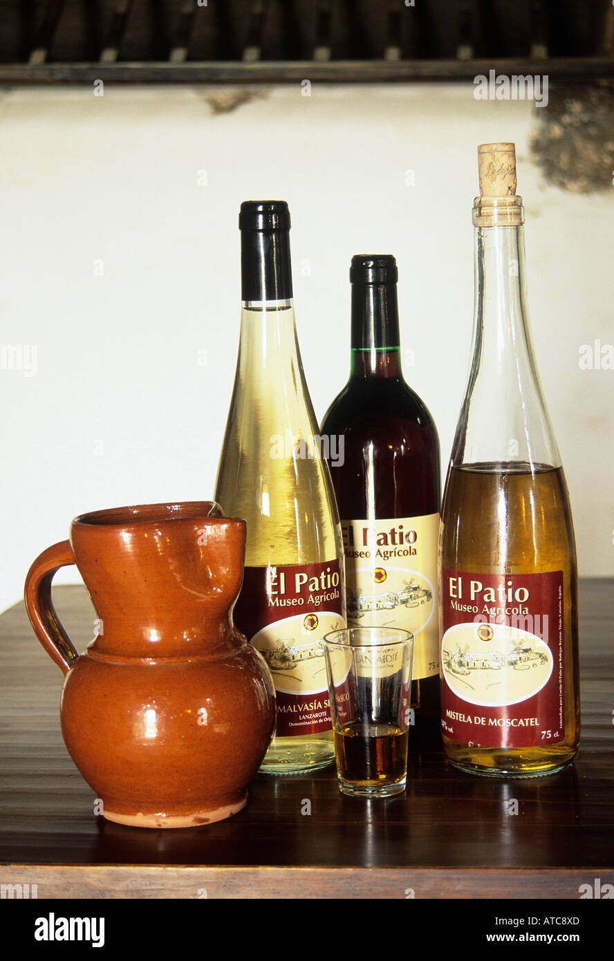 Vini locali disponibili per il campionamento a Villa Agricola El Patio a rintracciare la storia e il lavoro di Lanzarote s comunità agricole in Tiagua Foto Stock