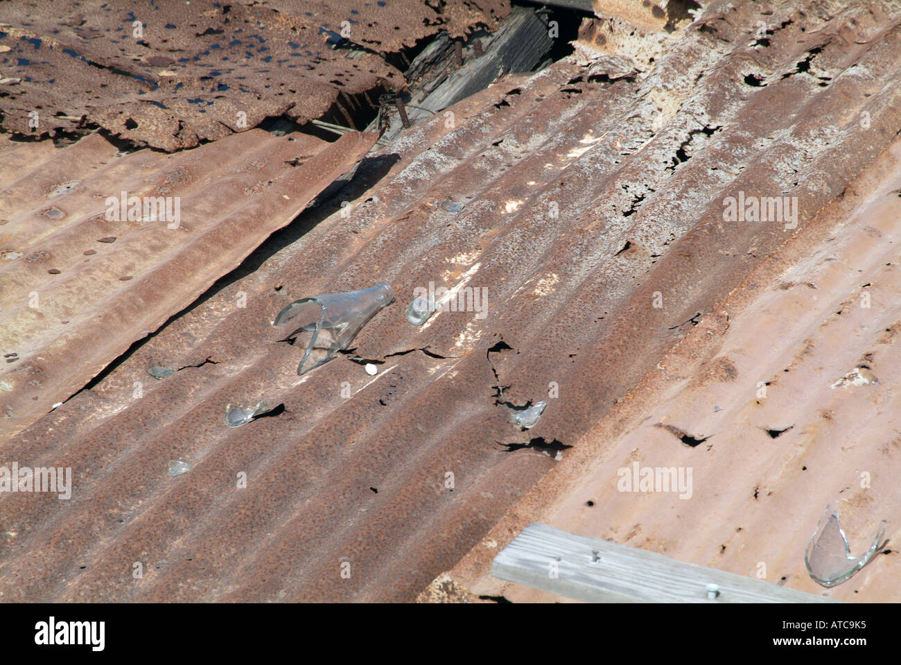 Rusty, ondulati, ferro da stiro, foglio, pacciamatura shanty, città, poveri, povertà, ruggine, metallo ferroso, metallo, corrosione, corroso Foto Stock