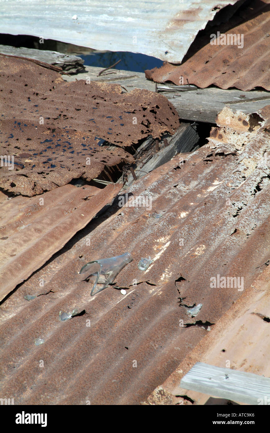 Rusty, ondulati, ferro da stiro, foglio, pacciamatura shanty, città, poveri, povertà, ruggine, metallo ferroso, metallo, corrosione, corroso Foto Stock