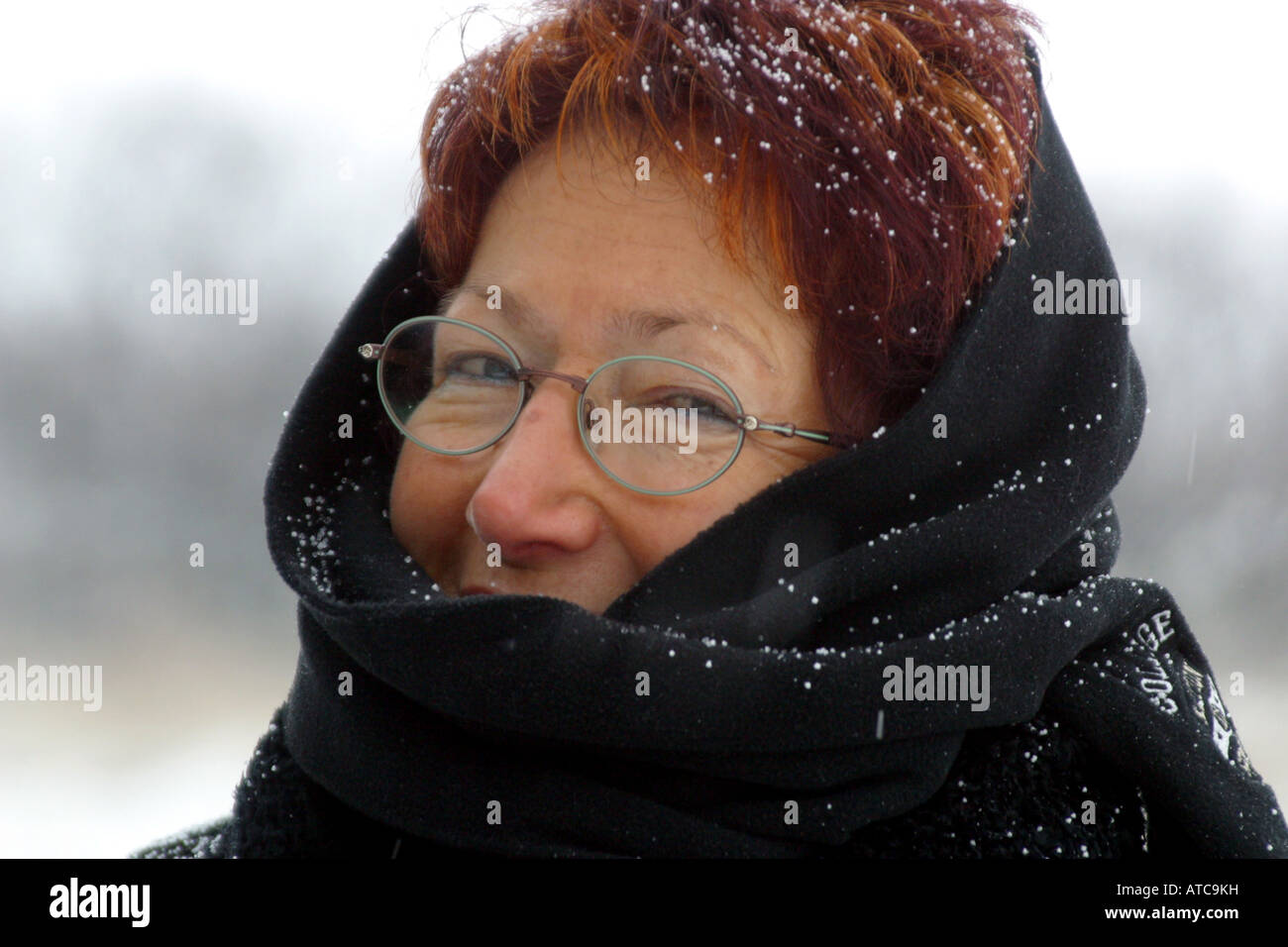 Donne anziane incappucciati in un foulard nero Foto Stock