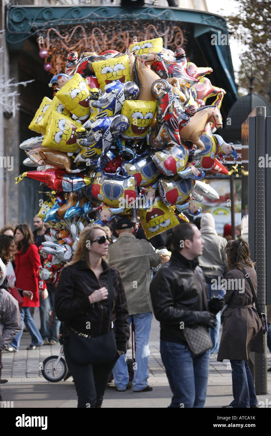 Palloncino giocattolo venditore al Boulevard Haussmann, Francia, Parigi Foto Stock