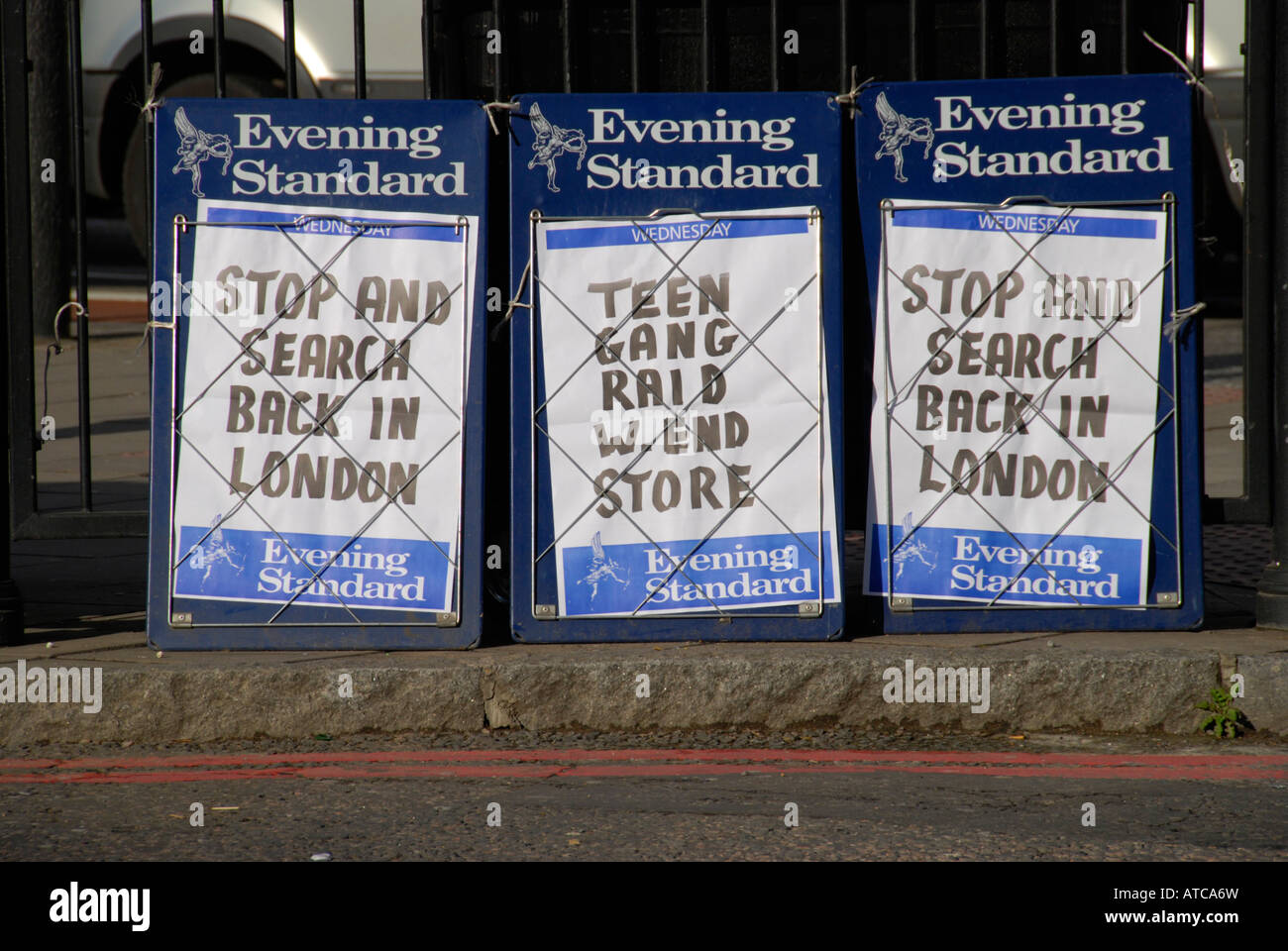 Tre London Evening Standard titolo di giornale cartelloni Foto Stock