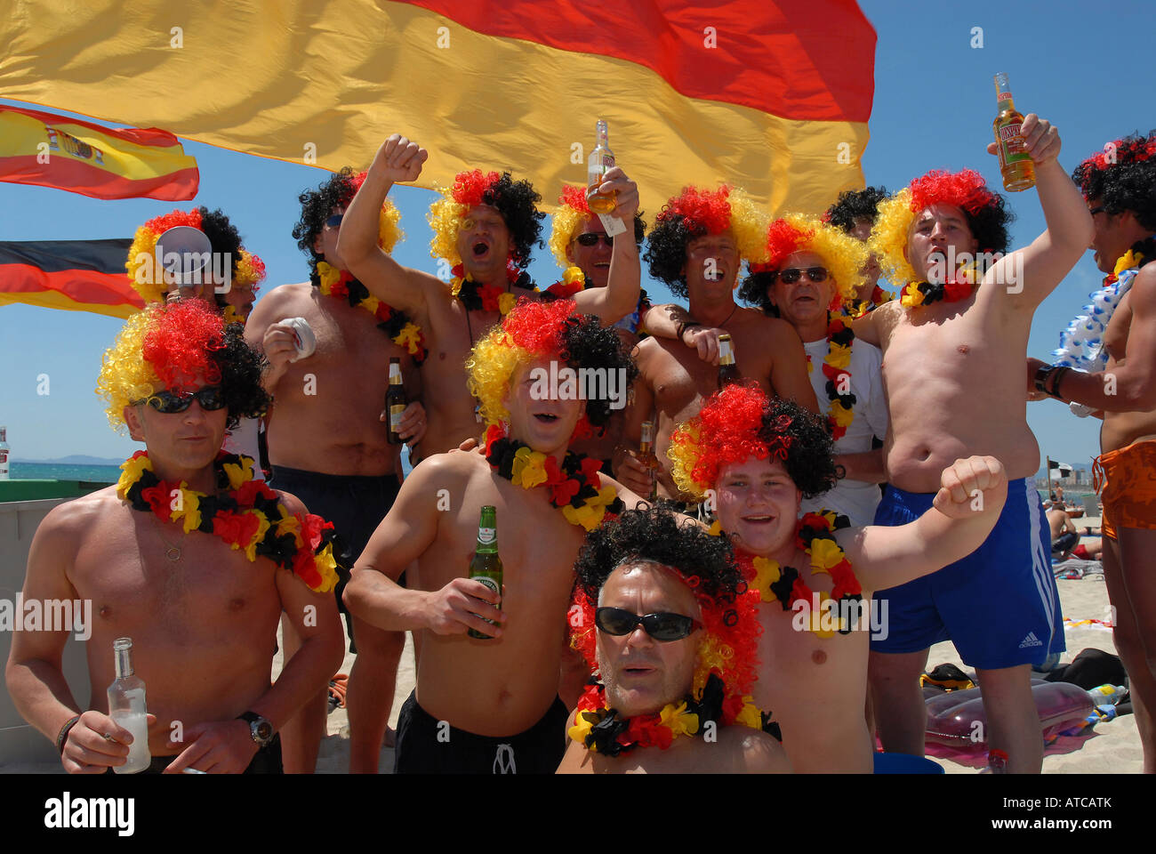 Tifosi tedeschi il tifo per la loro squadra durante la Coppa del Mondo FIFA 2006, Maiorca, SPAGNA Foto Stock