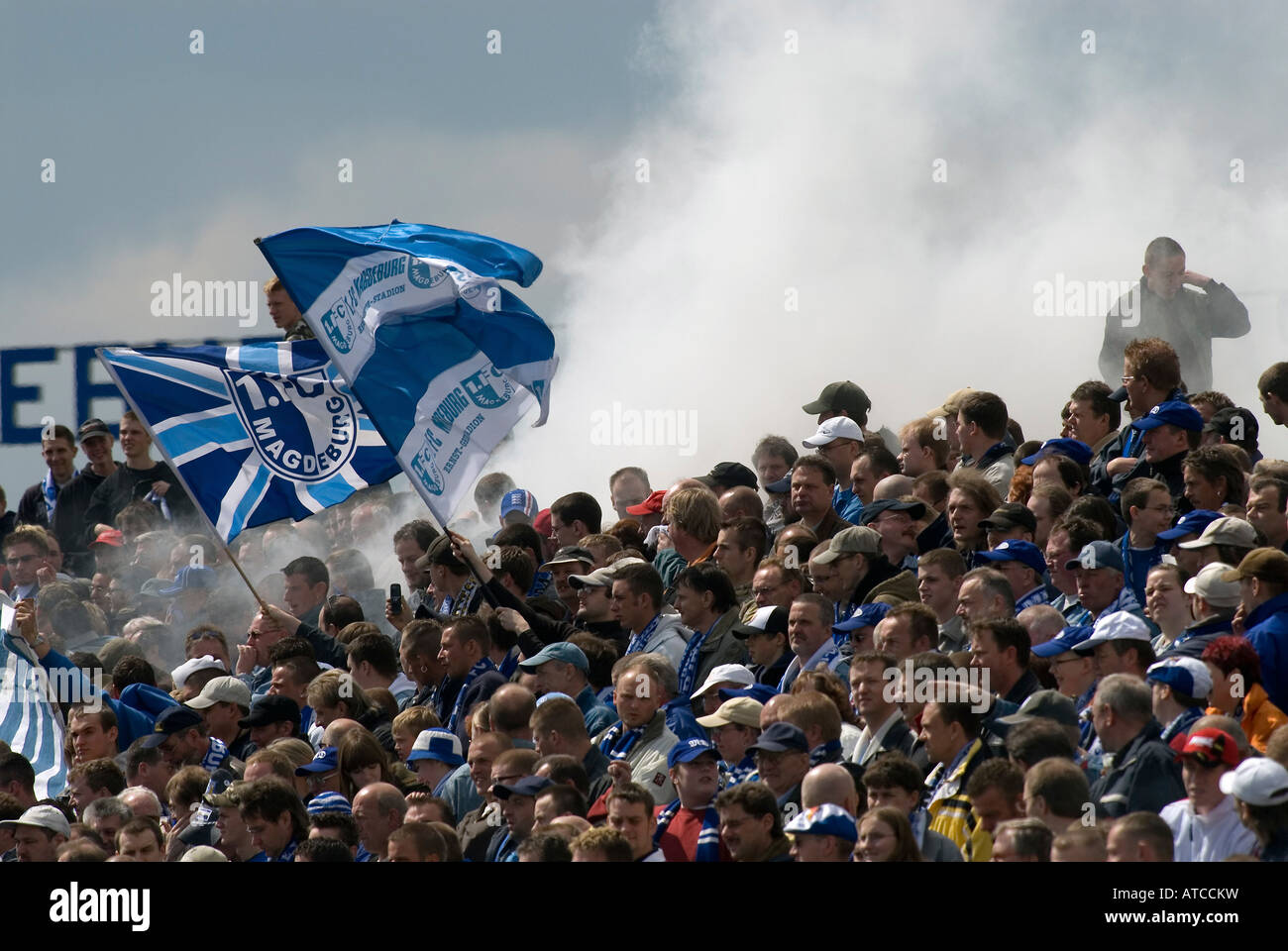Per gli appassionati di calcio in un derby tra FC Magdeburg e FC Sassonia Lipsia, Germania Foto Stock