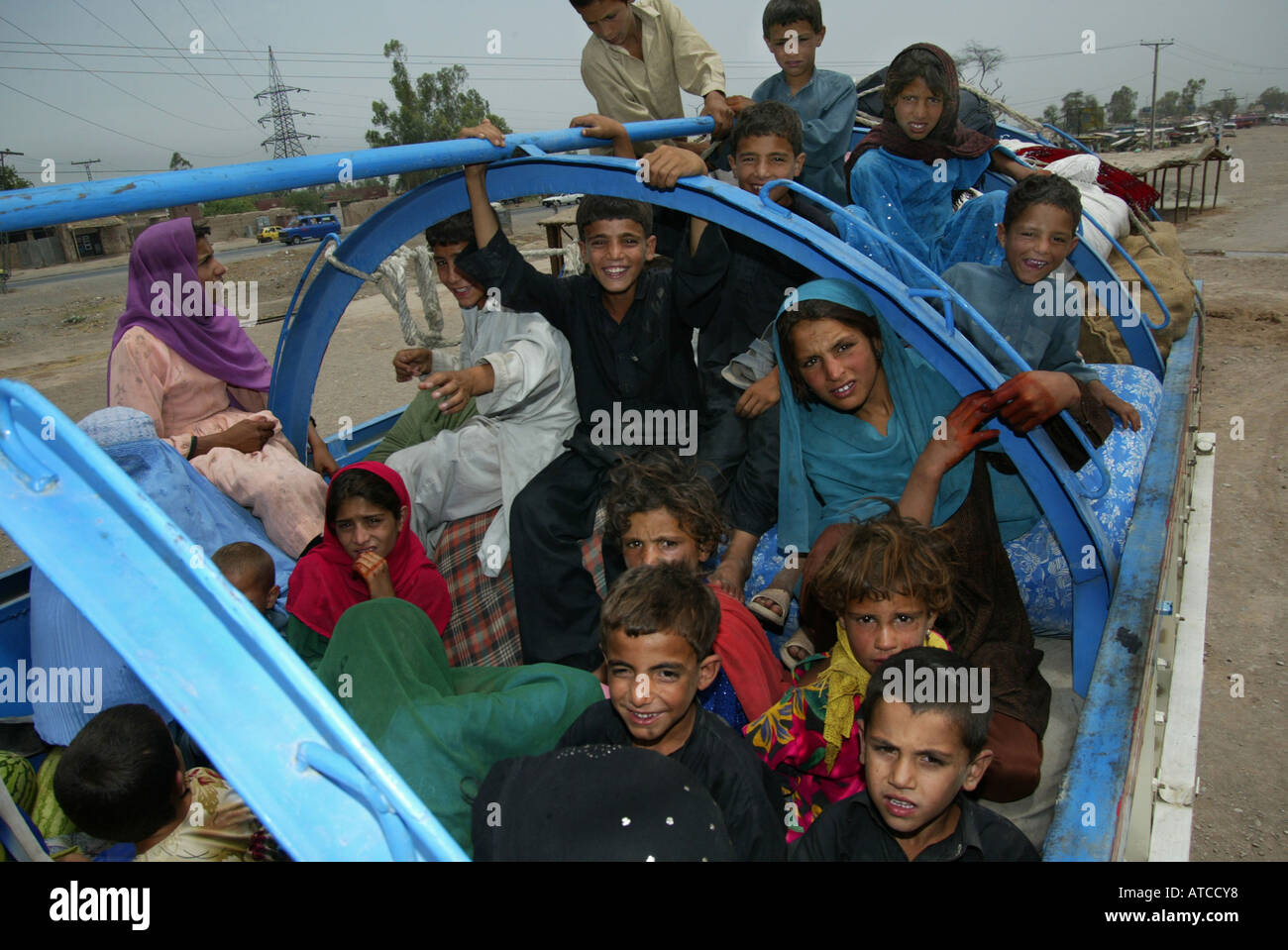 I rifugiati afgani a Peshawar è costretto a tornare in Afghanistan Foto Stock