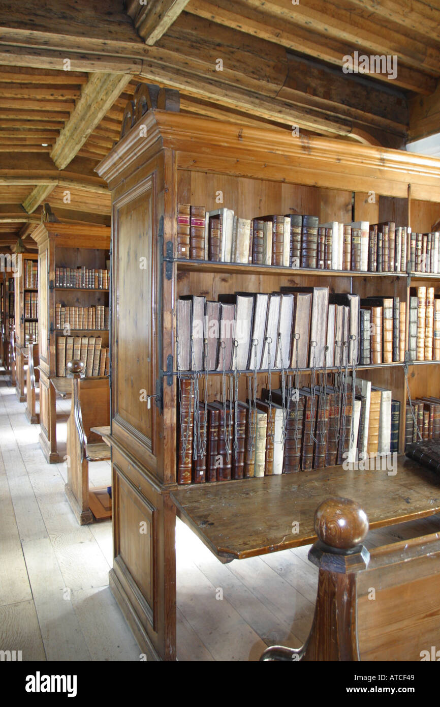 Il medievale libreria contenente libri antichi manoscritti e nella Cattedrale di Wells Somerset Foto Stock