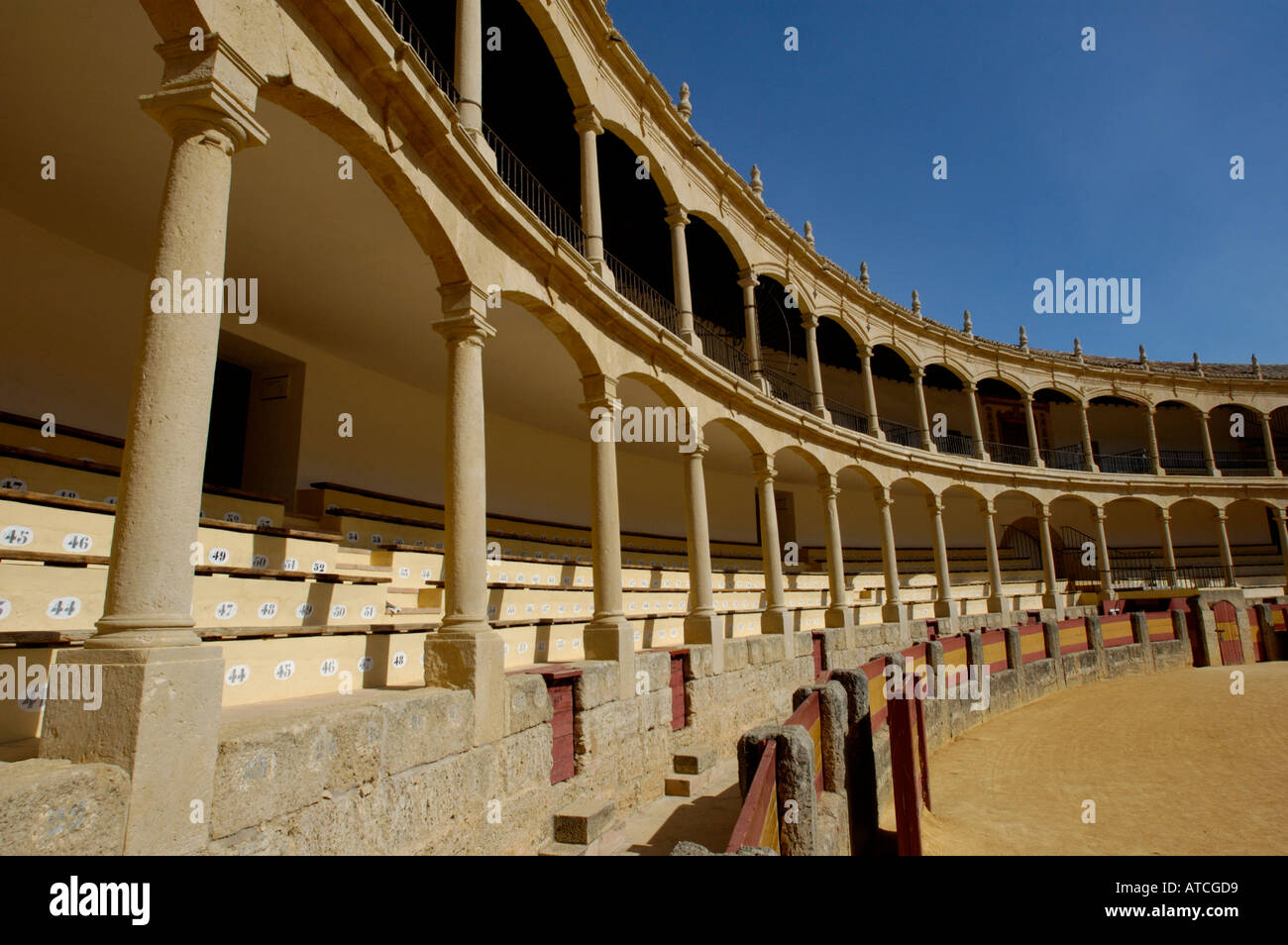 Posti a sedere vuoto a Plaza de Toros de Ronda, a bullring arena di Ronda, Andalusia. Foto Stock