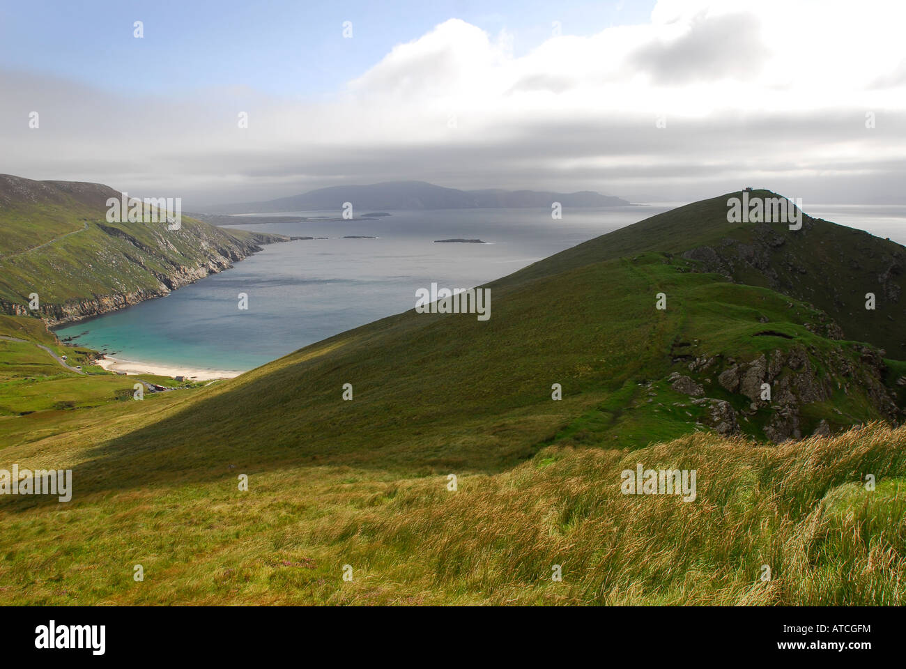 Guardando indietro alla Baia di Keem da Carrickfadda Achill Island Irlanda Foto Stock