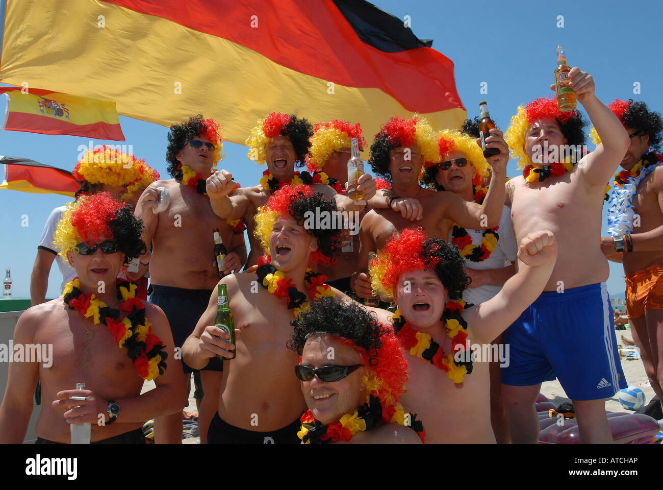 Tifosi tedeschi il tifo per la loro squadra durante la Coppa del Mondo FIFA 2006, Maiorca, SPAGNA Foto Stock