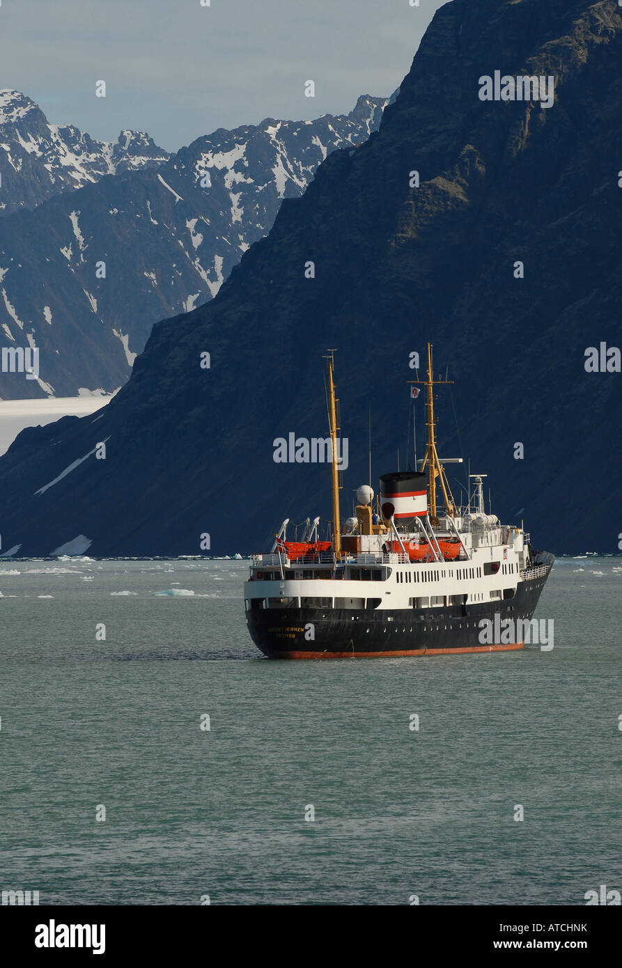 La MS Nordstjernen alla Ny Alesund fiordo, Norvegia Foto Stock