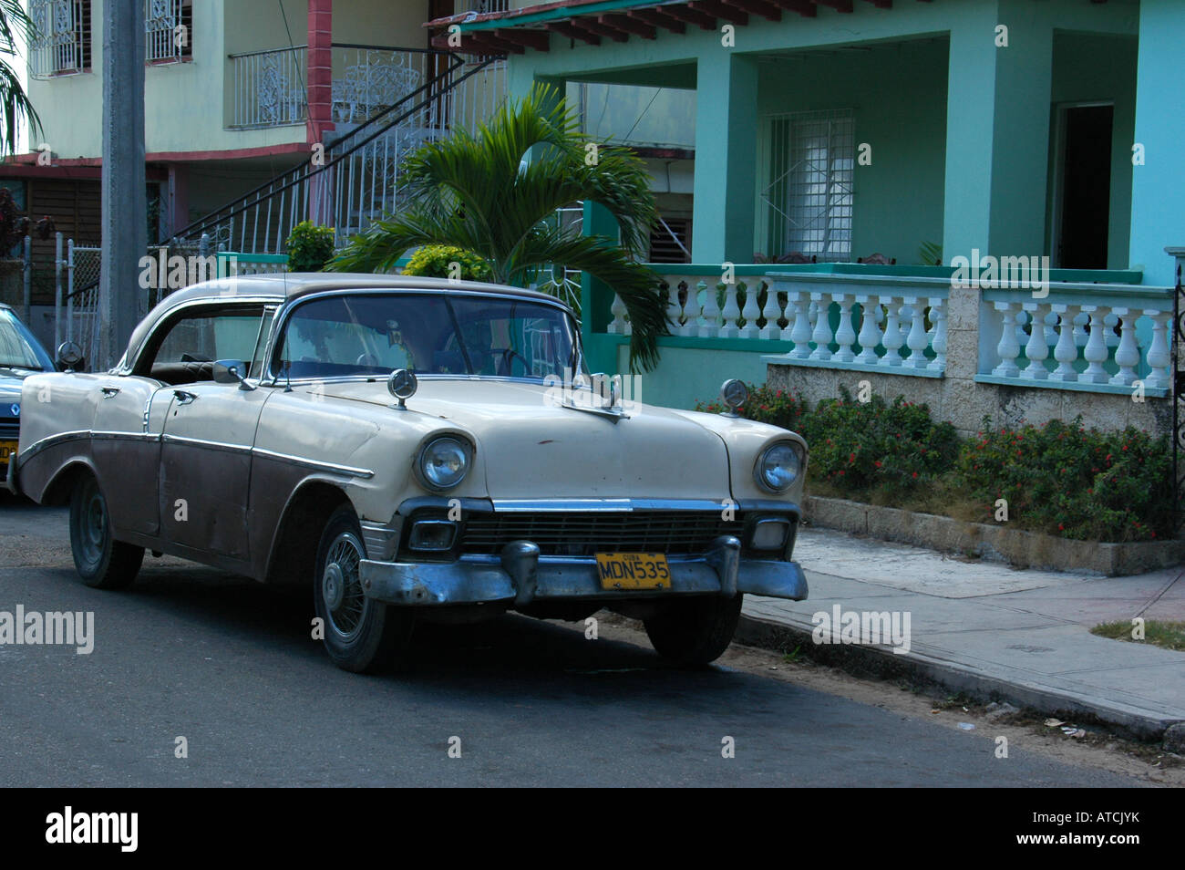 Vecchio classico American Automobile parcheggiata in un Varadero quartiere residenziale a Cuba Foto Stock