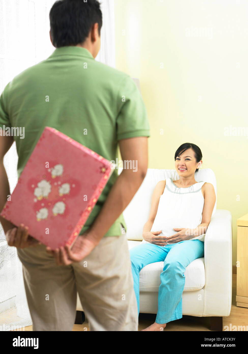 Uomo di dare la sua moglie incinta un regalo a sorpresa Foto stock - Alamy