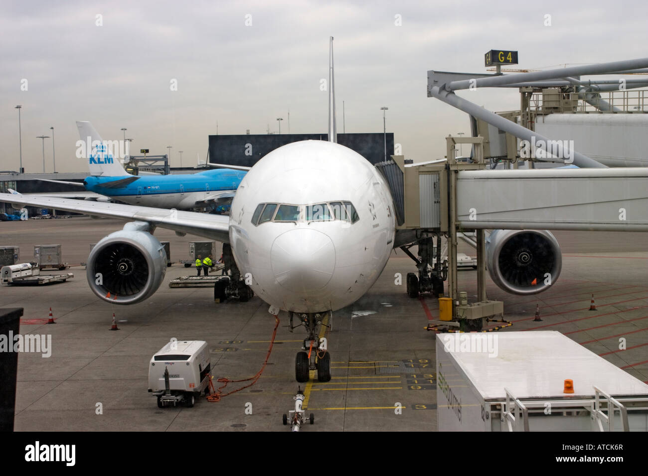Aeromobile beeing riparati presso la porta all'aeroporto di Schiphol Foto Stock