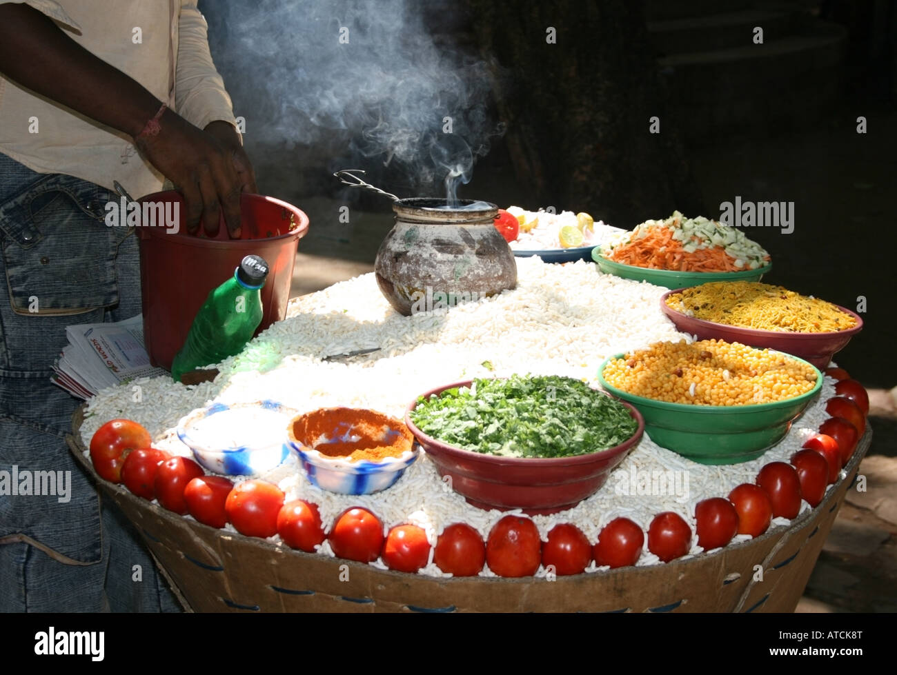 Venditore ambulante preparazione poori, un Indiano meridionale snack costituito da riso soffiato, miscelati con spezie, erbe e pomodoro, Tamil Nadu, India Foto Stock