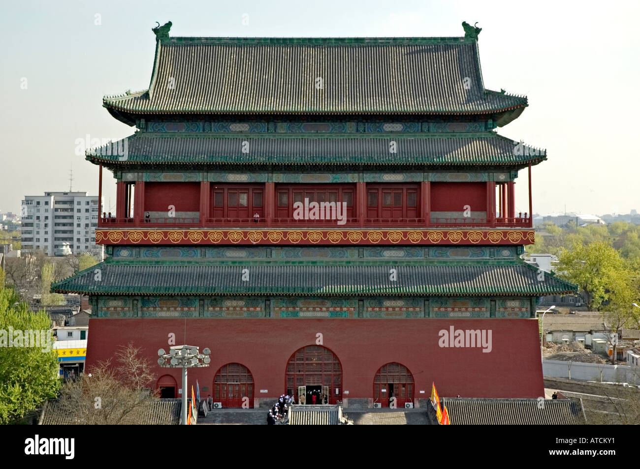 Le antiche in legno a due piani della Torre del Tamburo con tre strati di gronda rovesciata raggiungendo un altezza di 47 metri, Pechino Foto Stock