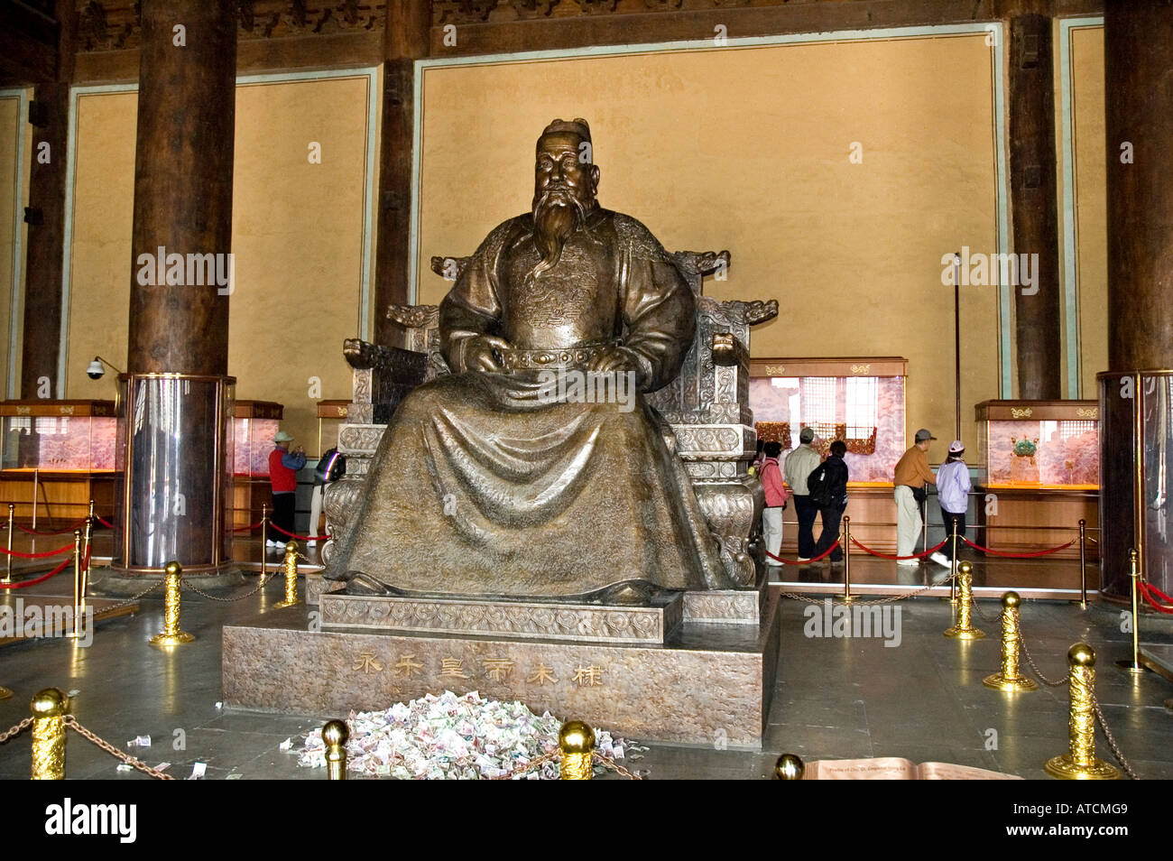 Una grande statua in bronzo di Zhu di -l'imperatore Yongle- siede sul suo trono imperiale all'interno della Hall di eminenti favore, le Tombe dei Ming Foto Stock