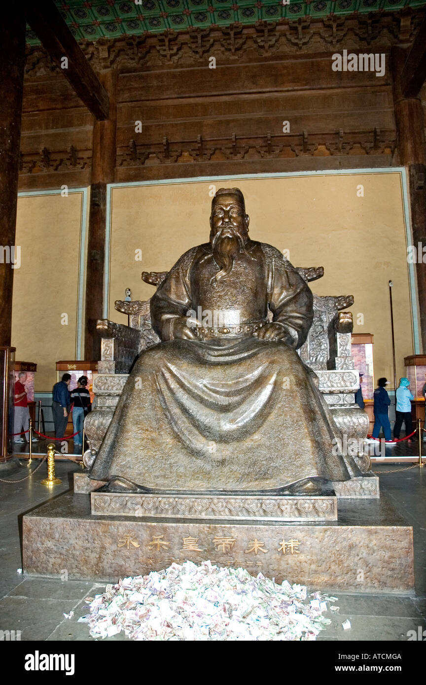 Una grande statua in bronzo di Zhu di -l'imperatore Yongle- siede sul suo trono imperiale all'interno della Hall di eminenti favore, le Tombe dei Ming Foto Stock