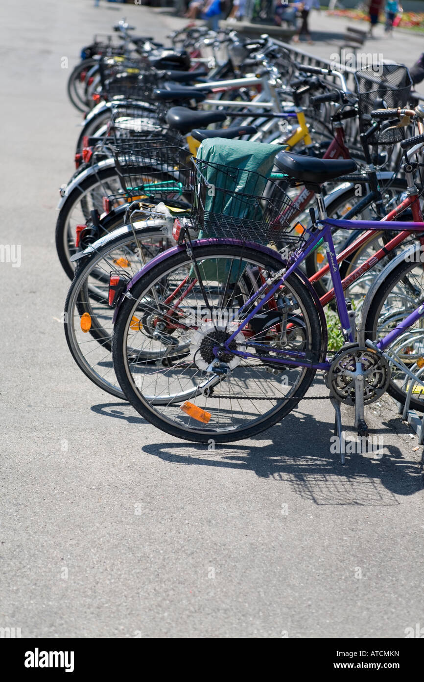 Biciclette nel rack di ciclo Foto Stock